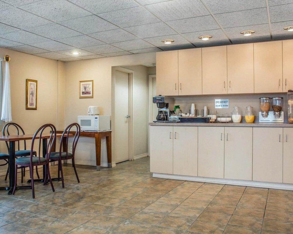 Econo Lodge Dewitt I-90 Eksteriør billede