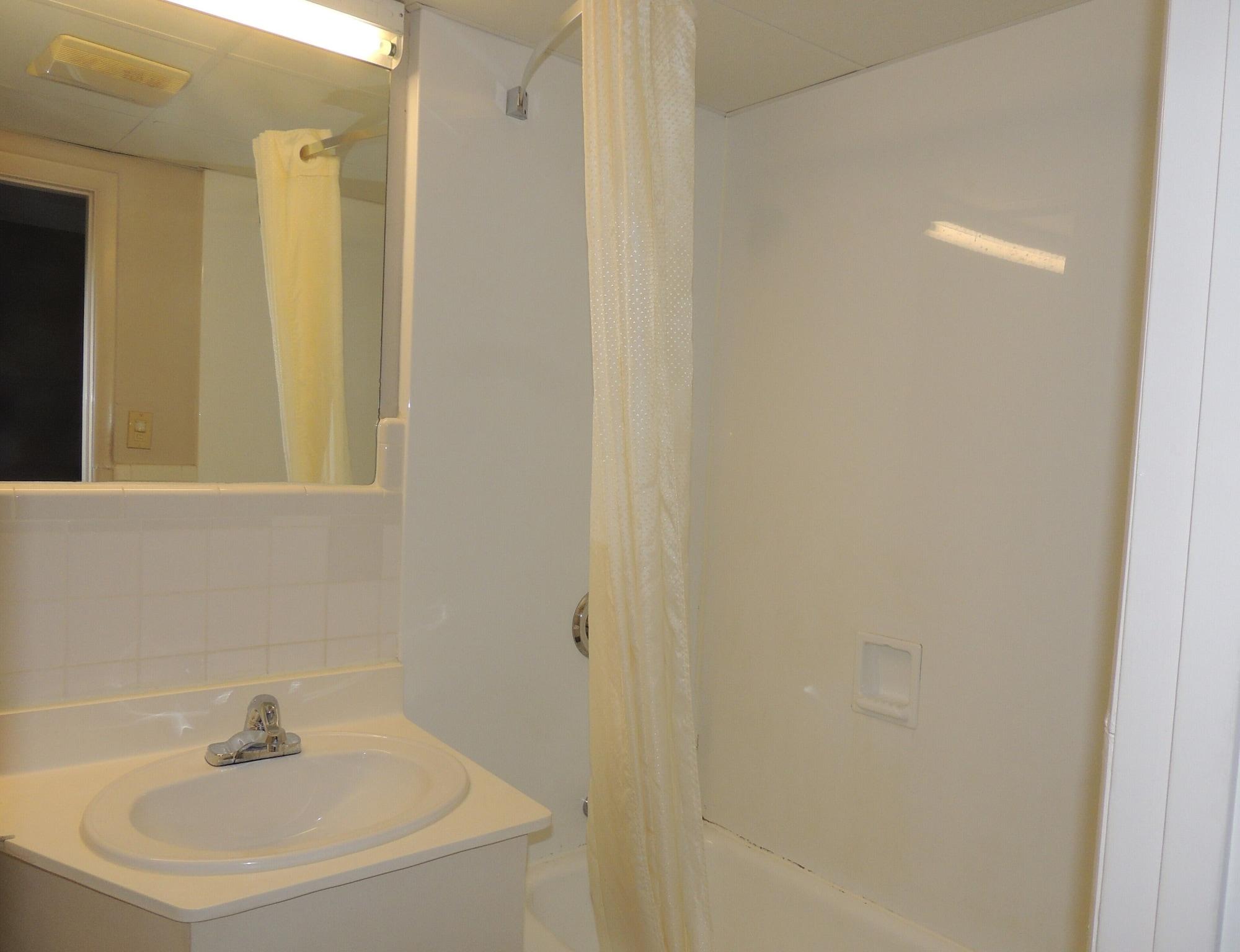 Econo Lodge Dewitt I-90 Eksteriør billede