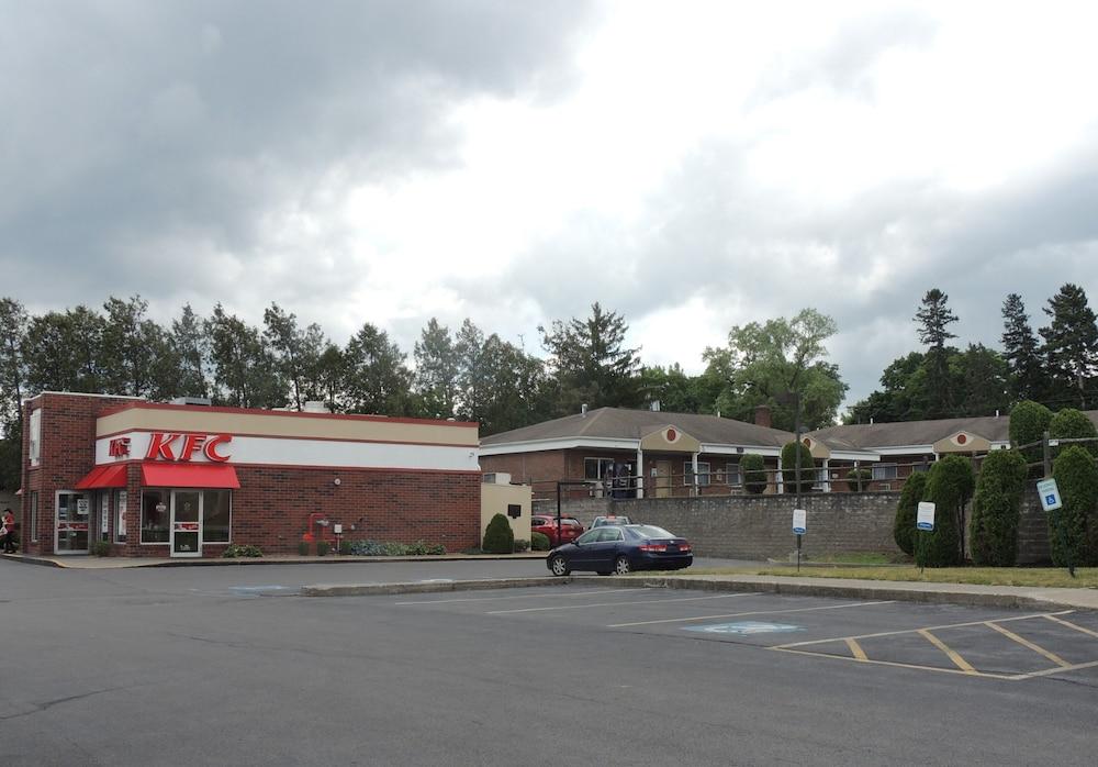 Econo Lodge Dewitt I-90 Eksteriør billede
