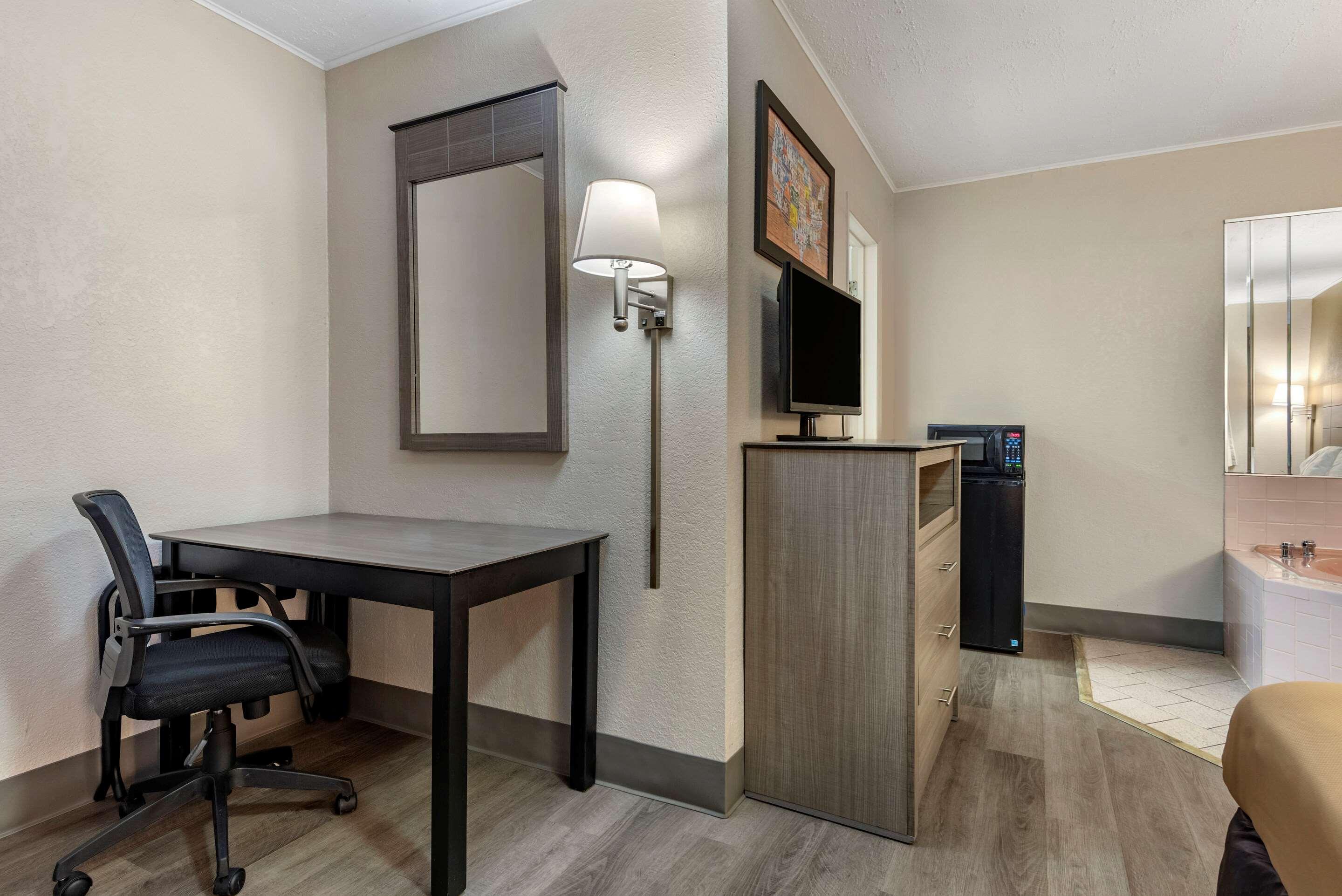 Econo Lodge Dewitt I-90 Eksteriør billede