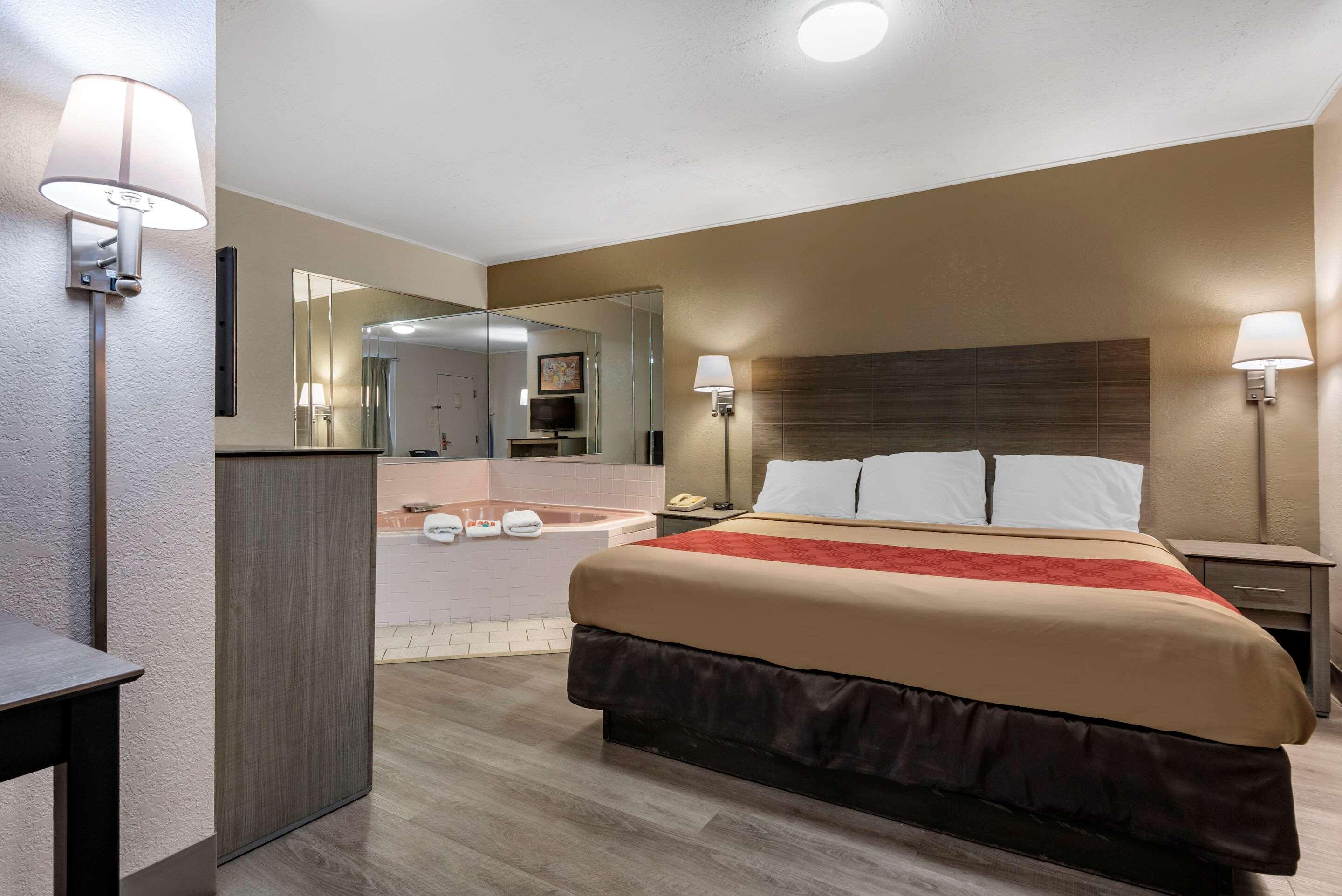 Econo Lodge Dewitt I-90 Eksteriør billede