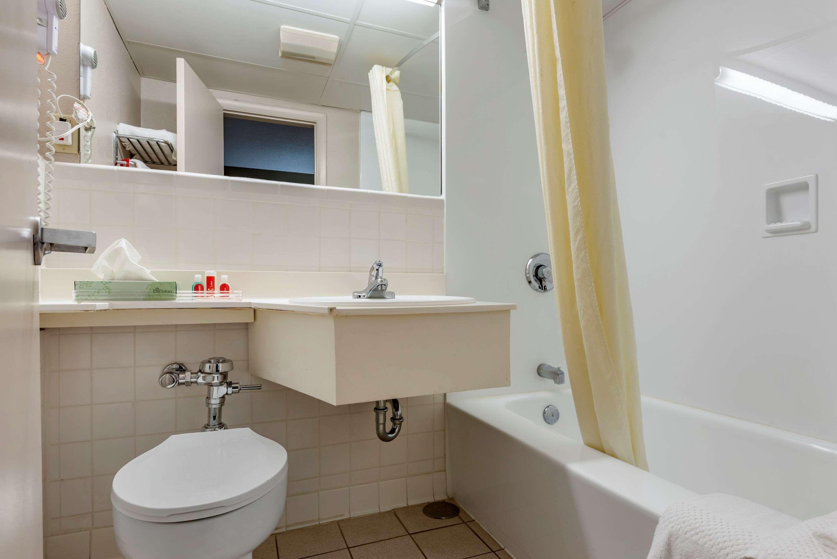 Econo Lodge Dewitt I-90 Eksteriør billede