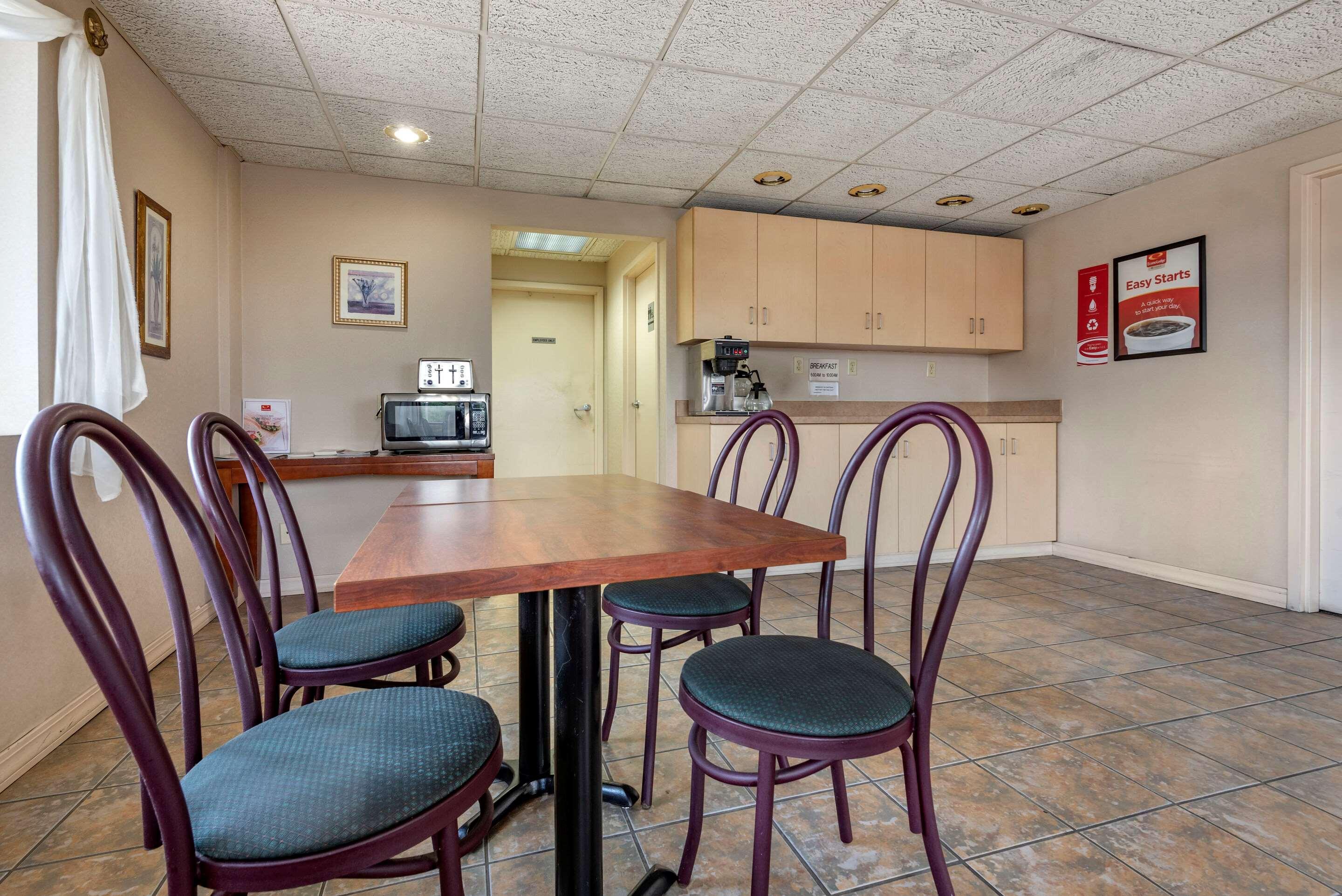 Econo Lodge Dewitt I-90 Eksteriør billede