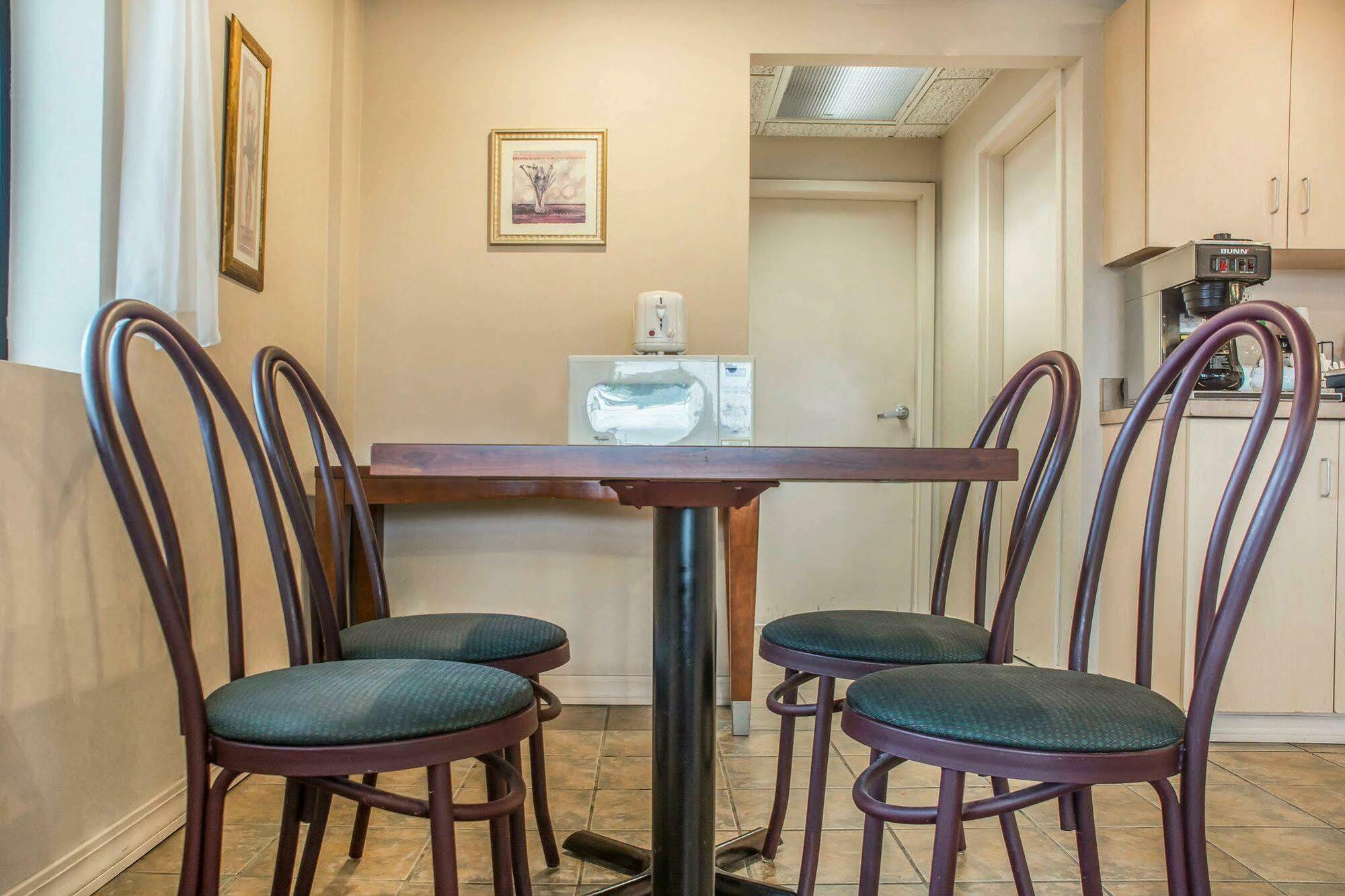 Econo Lodge Dewitt I-90 Eksteriør billede