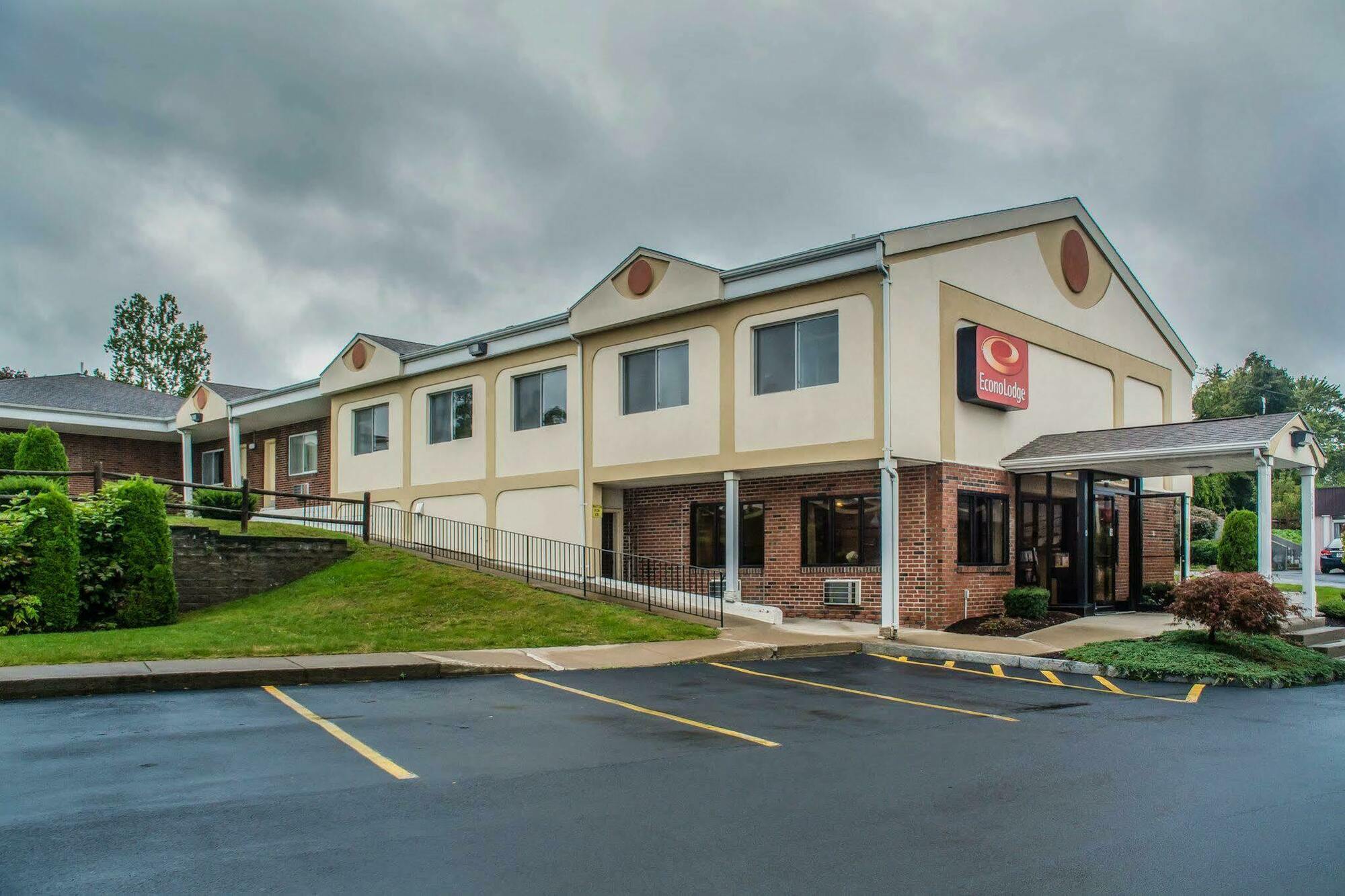 Econo Lodge Dewitt I-90 Eksteriør billede